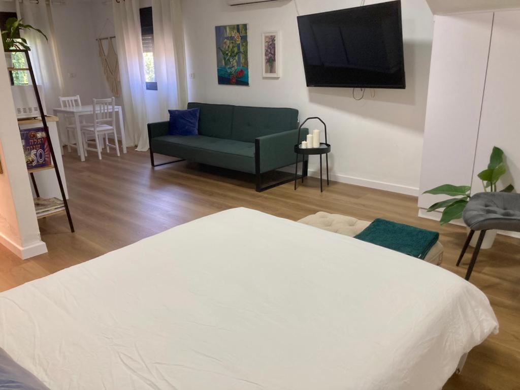 Shamaka'S Apartment Kefar Hananya Екстериор снимка